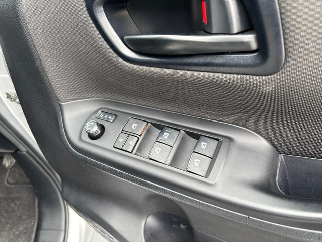 ヴォクシー Ｘ　オートダブルエアコン　社外ナビ　バックカメラ　片側パワースライドドア　リヤヒーター　４ＷＤ　８人乗（10枚目）