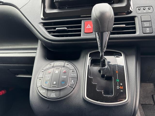 ヴォクシー Ｘ　オートダブルエアコン　社外ナビ　バックカメラ　片側パワースライドドア　リヤヒーター　４ＷＤ　８人乗（14枚目）