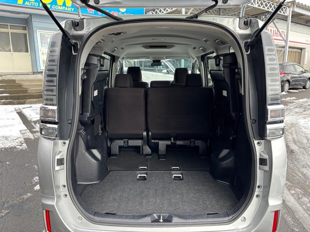 ヴォクシー Ｘ　オートダブルエアコン　社外ナビ　バックカメラ　片側パワースライドドア　リヤヒーター　４ＷＤ　８人乗（20枚目）