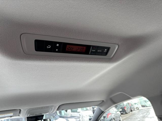 ヴォクシー Ｘ　オートダブルエアコン　社外ナビ　バックカメラ　片側パワースライドドア　リヤヒーター　４ＷＤ　８人乗（21枚目）