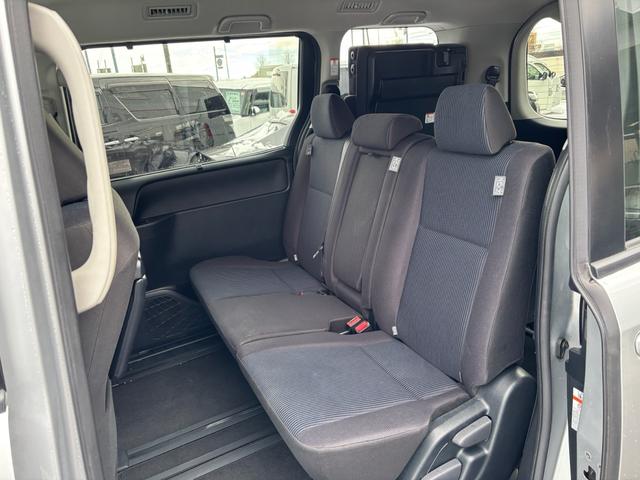 ヴォクシー Ｘ　オートダブルエアコン　社外ナビ　バックカメラ　片側パワースライドドア　リヤヒーター　４ＷＤ　８人乗（22枚目）