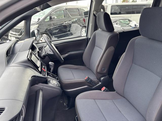 ヴォクシー Ｘ　オートダブルエアコン　社外ナビ　バックカメラ　片側パワースライドドア　リヤヒーター　４ＷＤ　８人乗（24枚目）