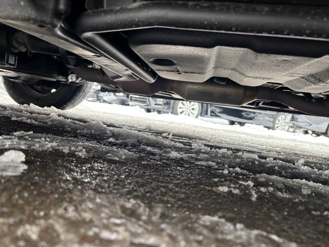 ヴォクシー Ｘ　オートダブルエアコン　社外ナビ　バックカメラ　片側パワースライドドア　リヤヒーター　４ＷＤ　８人乗（27枚目）