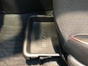助手席アンダートレイ付き。シューズなどをしまっておけます。