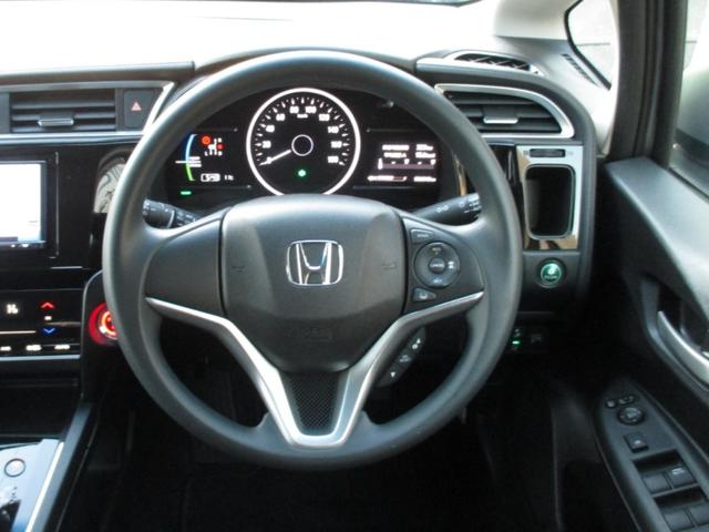 ステアリングも状態良くキレイです☆　クルーズコントロール☆