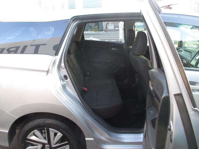 リアシートもキレイです☆