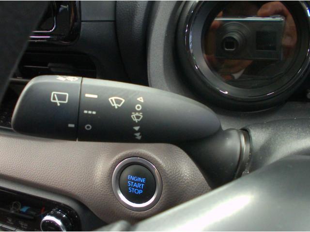 ヤリス G 4WD ETC 全周囲カメラ オートクルーズコントロール レーンアシスト 衝突被害軽減システム アルミホイール オートマチックハイビーム オートライト スマートキー シートヒーター CVT(10枚目)