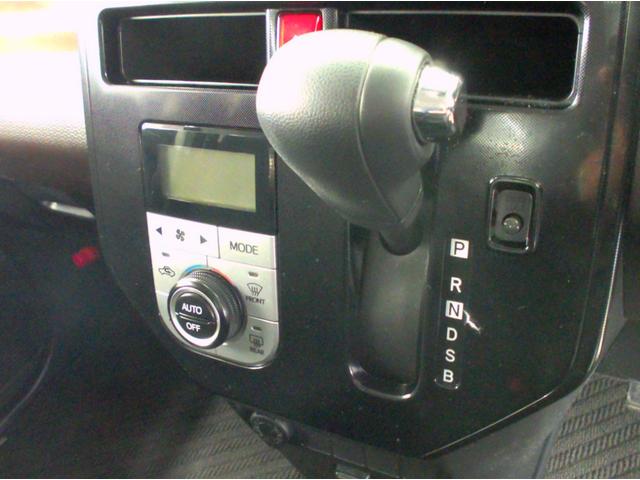 必ず使用するシフトレバー。確りと確認したいですね。