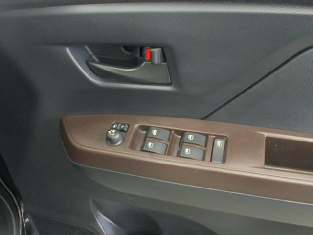 パワーウィンドウのスイッチですよ。運転席に居ながら窓を開け閉めのコントロールできますよ。