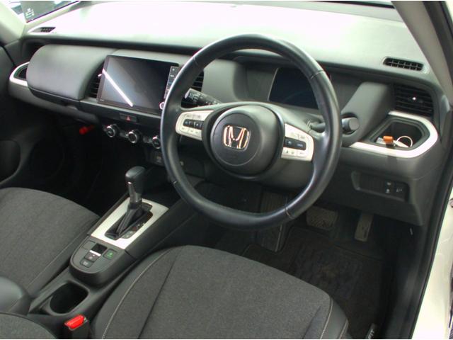 フィット ｅ：ＨＥＶホーム　４ＷＤ　純正メモリーナビ　Ｒカメラ　ＥＴＣ　ＬＥＤライト　衝突軽減装置　ブルートウース対応　ドラレコ　ＵＳＢ端子付き　オートライト（8枚目）