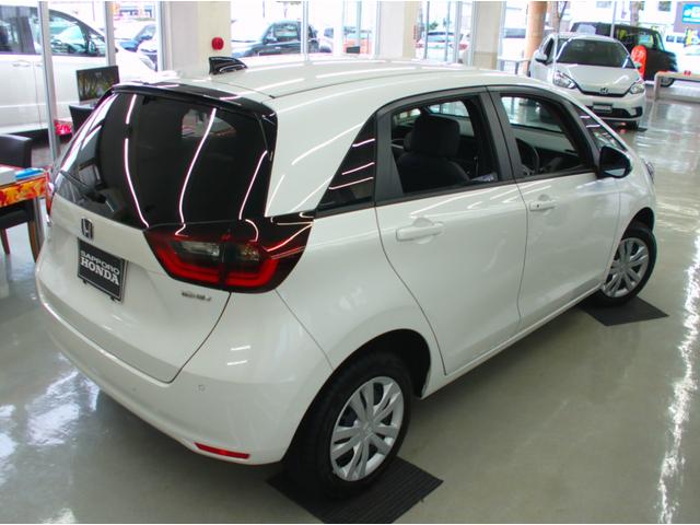 フィット ｅ：ＨＥＶホーム　４ＷＤ　純正メモリーナビ　Ｒカメラ　ＥＴＣ　ＬＥＤライト　衝突軽減装置　ブルートウース対応　ドラレコ　ＵＳＢ端子付き　オートライト（12枚目）