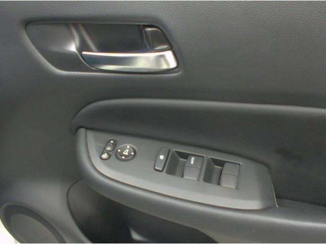 フィット ｅ：ＨＥＶホーム　４ＷＤ　純正メモリーナビ　Ｒカメラ　ＥＴＣ　ＬＥＤライト　衝突軽減装置　ブルートウース対応　ドラレコ　ＵＳＢ端子付き　オートライト（26枚目）