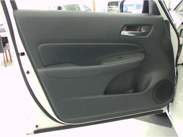 フィット ｅ：ＨＥＶホーム　４ＷＤ　純正メモリーナビ　Ｒカメラ　ＥＴＣ　ＬＥＤライト　衝突軽減装置　ブルートウース対応　ドラレコ　ＵＳＢ端子付き　オートライト（33枚目）