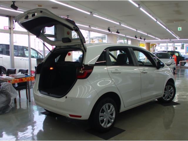 フィット ｅ：ＨＥＶホーム　４ＷＤ　純正メモリーナビ　Ｒカメラ　ＥＴＣ　ＬＥＤライト　衝突軽減装置　ブルートウース対応　ドラレコ　ＵＳＢ端子付き　オートライト（40枚目）