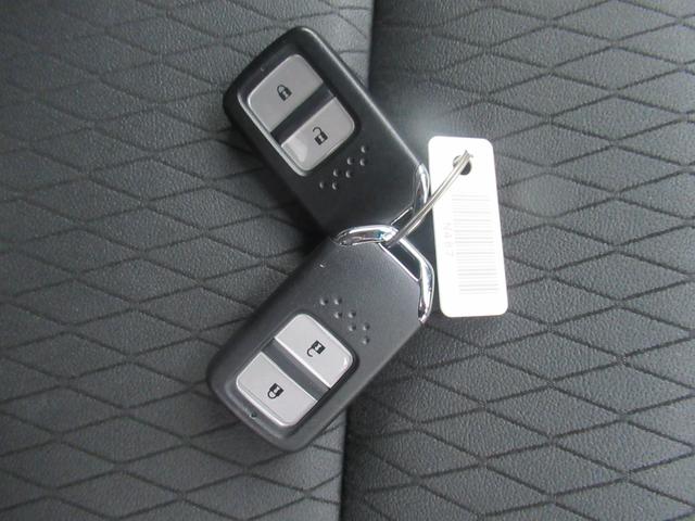 フィット ｅ：ＨＥＶリュクス　４ＷＤ　純正メモリーナビ　Ｒカメラ　ＥＴＣ　ＬＥＤライト　シートヒーター　ドラレコ　ブルートウース対応　衝突軽減装置　スマートキ（4枚目）