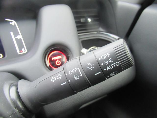フィット ｅ：ＨＥＶリュクス　４ＷＤ　純正メモリーナビ　Ｒカメラ　ＥＴＣ　ＬＥＤライト　シートヒーター　ドラレコ　ブルートウース対応　衝突軽減装置　スマートキ（6枚目）