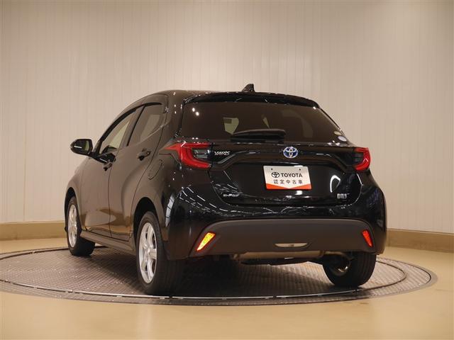 ヤリス ハイブリッドG ETC車載器 バックモニター クルーズコントロール オートエアコン パワーステアリング LEDライト 横滑り防止 ミュージックプレイヤー接続可 スマートキー メモリーナビ ABS 寒冷地仕様 4WD(3枚目)