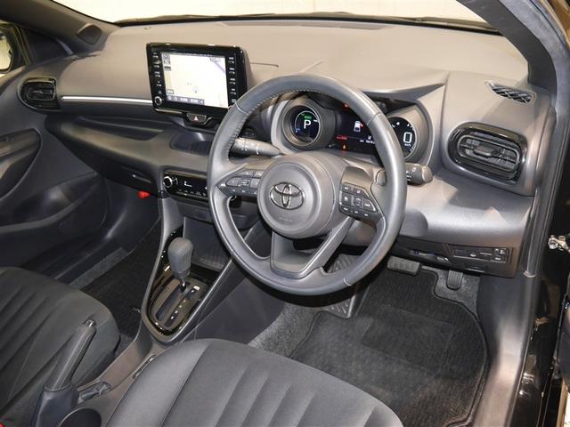 ヤリス ハイブリッドG ETC車載器 バックモニター クルーズコントロール オートエアコン パワーステアリング LEDライト 横滑り防止 ミュージックプレイヤー接続可 スマートキー メモリーナビ ABS 寒冷地仕様 4WD(4枚目)