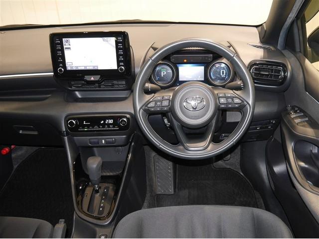 ヤリス ハイブリッドG ETC車載器 バックモニター クルーズコントロール オートエアコン パワーステアリング LEDライト 横滑り防止 ミュージックプレイヤー接続可 スマートキー メモリーナビ ABS 寒冷地仕様 4WD(5枚目)