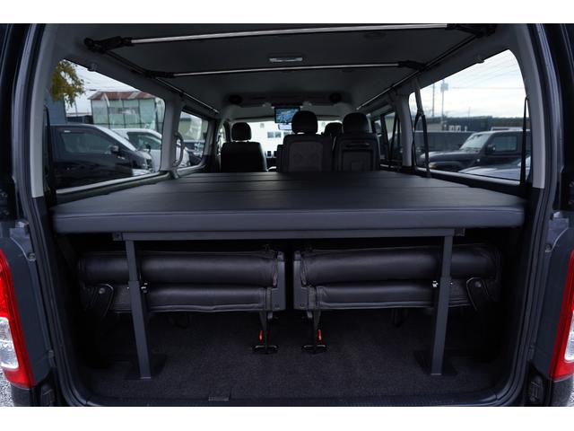 ハイエースワゴン ＧＬ４型後期モデル　アルパイン１１インチナビ地デジ・Ｂカメラ・後席モニター・アルパインデジタルミラー・ルーフスピーカー・ベッドキット・パワードア・コンビステア・社外１７アルミ・社外足回り・ショック・スタビ・ＬＥＤライト（40枚目）