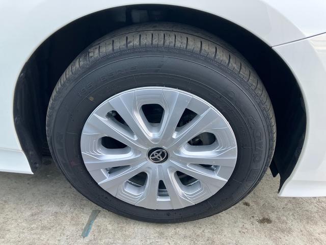 プリウス Ｓ　４ＷＤ　夏冬タイヤ付き　寒冷地仕様　スマートキー　純正ナビ　フルセグＴＶ　バックカメラ　ＥＴＣ　トヨタセーフティセンス　ＬＥＤライト　オートライト　フォグ　電格ミラー（8枚目）