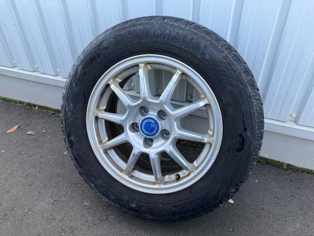 プリウス Ｓ　４ＷＤ　夏冬タイヤ付き　寒冷地仕様　スマートキー　純正ナビ　フルセグＴＶ　バックカメラ　ＥＴＣ　トヨタセーフティセンス　ＬＥＤライト　オートライト　フォグ　電格ミラー（9枚目）