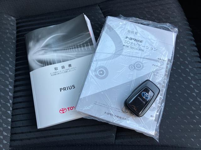 プリウス Ｓ　４ＷＤ　夏冬タイヤ付き　寒冷地仕様　スマートキー　純正ナビ　フルセグＴＶ　バックカメラ　ＥＴＣ　トヨタセーフティセンス　ＬＥＤライト　オートライト　フォグ　電格ミラー（11枚目）