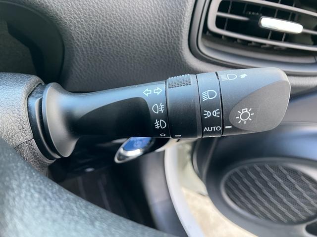 プリウス Ｓ　４ＷＤ　夏冬タイヤ付き　寒冷地仕様　スマートキー　純正ナビ　フルセグＴＶ　バックカメラ　ＥＴＣ　トヨタセーフティセンス　ＬＥＤライト　オートライト　フォグ　電格ミラー（18枚目）