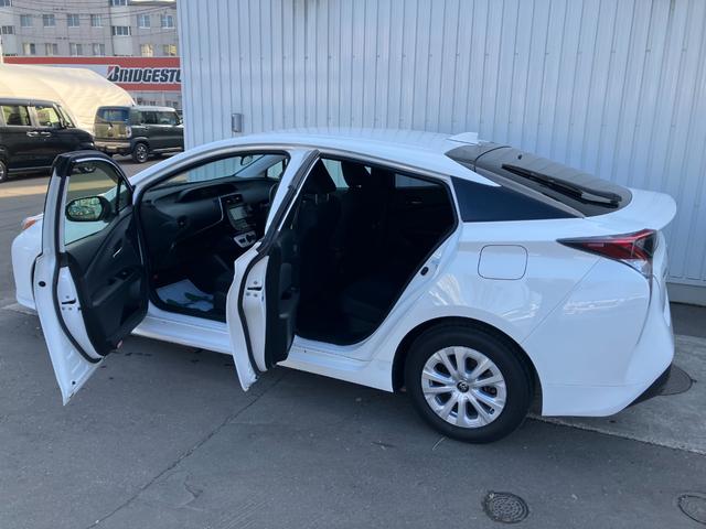 プリウス Ｓ　４ＷＤ　夏冬タイヤ付き　寒冷地仕様　スマートキー　純正ナビ　フルセグＴＶ　バックカメラ　ＥＴＣ　トヨタセーフティセンス　ＬＥＤライト　オートライト　フォグ　電格ミラー（26枚目）