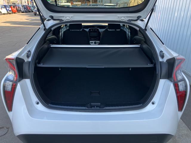 プリウス Ｓ　４ＷＤ　夏冬タイヤ付き　寒冷地仕様　スマートキー　純正ナビ　フルセグＴＶ　バックカメラ　ＥＴＣ　トヨタセーフティセンス　ＬＥＤライト　オートライト　フォグ　電格ミラー（32枚目）