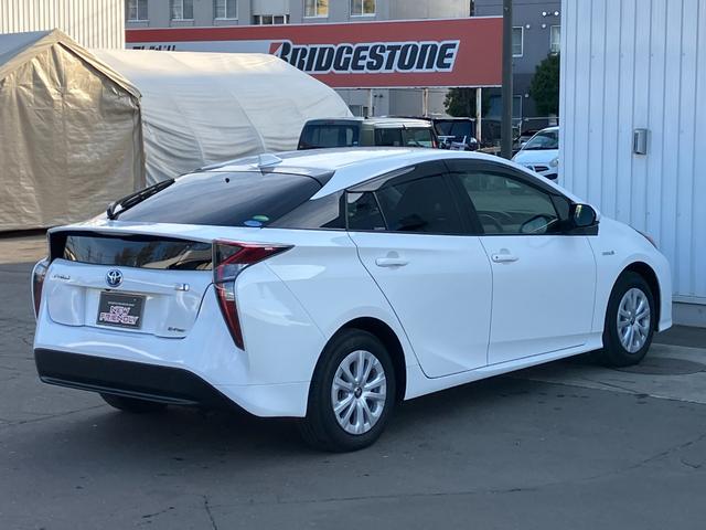 プリウス Ｓ　４ＷＤ　夏冬タイヤ付き　寒冷地仕様　スマートキー　純正ナビ　フルセグＴＶ　バックカメラ　ＥＴＣ　トヨタセーフティセンス　ＬＥＤライト　オートライト　フォグ　電格ミラー（35枚目）