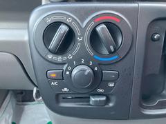 車内の温度調整できるマニュアルエアコンを装備！ 6