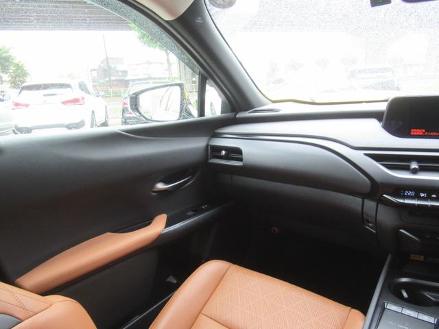 ＵＸ ＵＸ２５０ｈ　バージョンＬ　１オナ　冬タイヤ付　寒冷地仕様　ＡＣＣ　エンスタ　ＨＵＤ　茶革　シートヒーター・クーラー　ステアリングヒーター　ナビ　フルセグ　電動テールゲート　ＥＴＣ２．０　３６０カメラ　置くだけ充電　ＡＣ１００Ｖ（8枚目）
