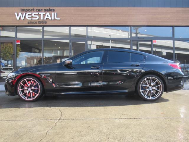 ８シリーズ Ｍ８５０ｉ　ｘＤｒｉｖｅ　グランクーペ　冬タイヤ付き　１オーナー　サンルーフ　赤革シート　シートヒーター　ベンチレーション　ハーマンカードン　ＬＥＤヘッド　ドラレコ　フルセグ　ＡＣＣ　２０インチ　クリスタルシフト　ヘッドアップディスプレイ（4枚目）