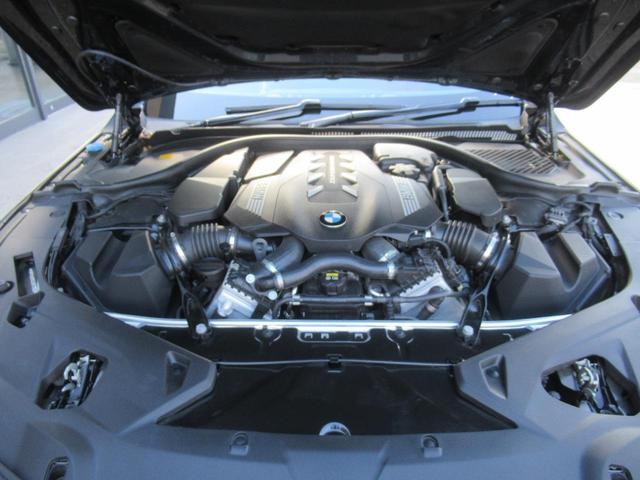 ８シリーズ Ｍ８５０ｉ　ｘＤｒｉｖｅ　グランクーペ　冬タイヤ付き　１オーナー　サンルーフ　赤革シート　シートヒーター　ベンチレーション　ハーマンカードン　ＬＥＤヘッド　ドラレコ　フルセグ　ＡＣＣ　２０インチ　クリスタルシフト　ヘッドアップディスプレイ（24枚目）
