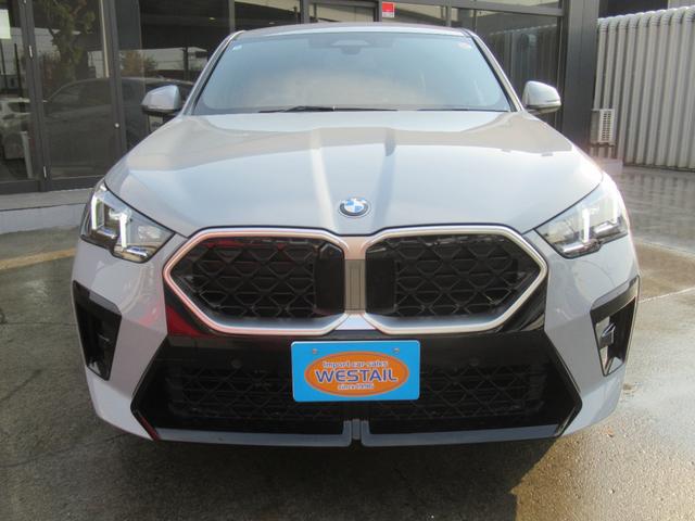 Ｘ２ ｘＤｒｉｖｅ　２０ｄ　Ｍスポーツ　登録済未使用車　ハイラインＰＫＧ　ハーマンカードン　ＬＥＤライト　コンフォートアクセス　シートヒーター　　ステアリングヒーター　パワーバックドア　ワイヤレスチャージ　バックカメラ　トップビューカメラ（3枚目）