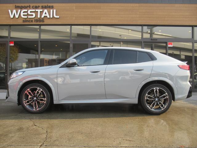 Ｘ２ ｘＤｒｉｖｅ　２０ｄ　Ｍスポーツ　登録済未使用車　ハイラインＰＫＧ　ハーマンカードン　ＬＥＤライト　コンフォートアクセス　シートヒーター　　ステアリングヒーター　パワーバックドア　ワイヤレスチャージ　バックカメラ　トップビューカメラ（4枚目）