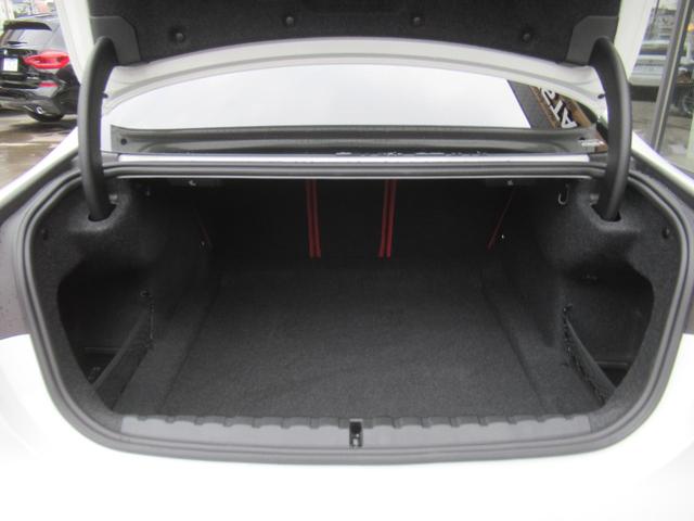 Ｍ４ Ｍ４クーペ　コンペティション　Ｍ　ｘＤｒｉｖｅ　１オナ　ＭドライバーズＰ　ＭカーボンエクステリアＰ　アクラポビッチ可変マフラー　カーボンインテリア　パーキングアシストプラス　フルレザーインテリア　ハーマンカードン　シートヒーター　ベンチレーション（17枚目）