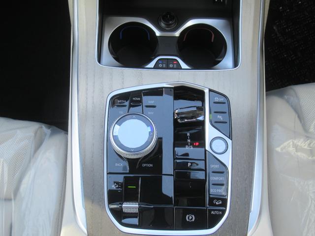 X7 xDrive 40d Mスポーツ 登録済未使用車 BOWERS&WILKINS Mスポーツパッケージプロ スカイラウンジパノラマルーフ INDIVIDUALアッシュフローインググレーファインウッドトリム 22インチMライトアルミ(7枚目)