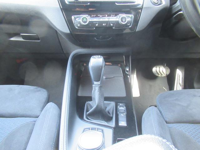 Ｘ１ ｘＤｒｉｖｅ　１８ｄ　Ｍスポーツ　冬タイヤ付き　パノラマサンルーフ　シートヒーター　ヘッドアップディスプレイ　電動テールゲート　アダプティブクルーズコントロール　レーンキープアシスト　純正ナビ　Ｂｌｕｅｔｏｏｔｈ　ＥＴＣ　１８インチ（6枚目）