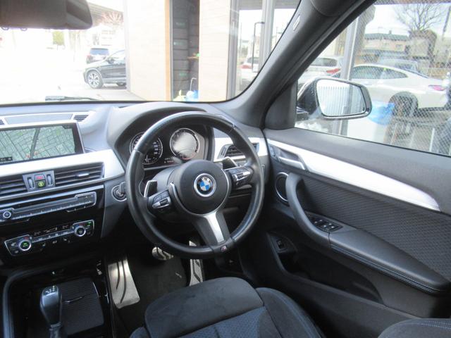 Ｘ１ ｘＤｒｉｖｅ　１８ｄ　Ｍスポーツ　冬タイヤ付き　パノラマサンルーフ　シートヒーター　ヘッドアップディスプレイ　電動テールゲート　アダプティブクルーズコントロール　レーンキープアシスト　純正ナビ　Ｂｌｕｅｔｏｏｔｈ　ＥＴＣ　１８インチ（9枚目）