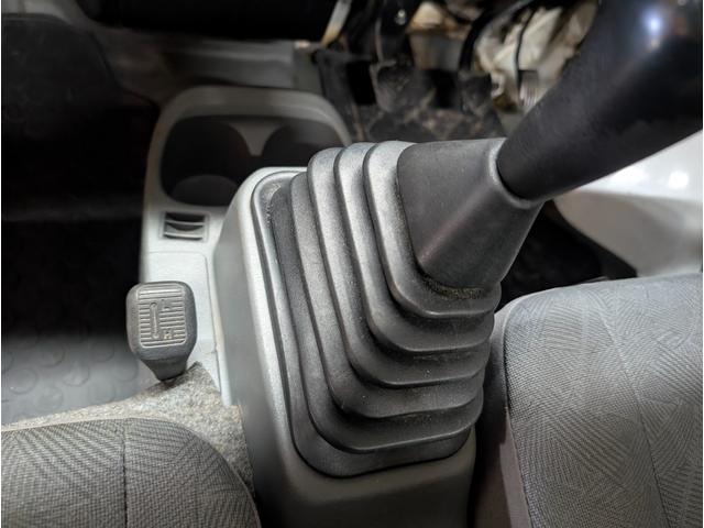 ミニキャブトラック ＶＸ－ＳＥ　エアコン　パワステ　２ＷＤ４ＷＤ切替有　車検令和９年１１月　防錆塗装済　５速ＭＴ（7枚目）