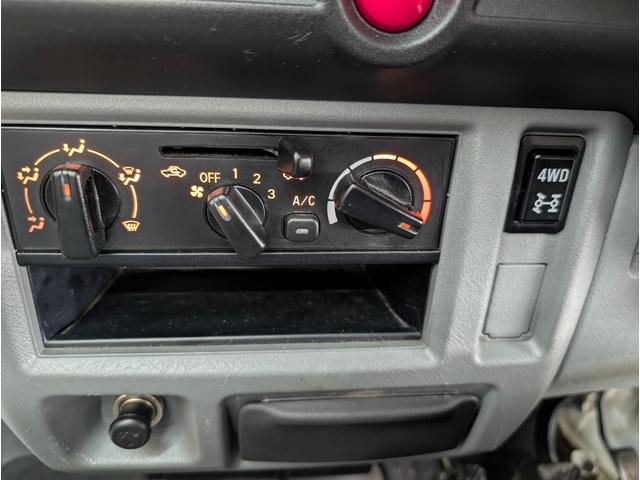 ミニキャブトラック ＶＸ－ＳＥ　エアコン　パワステ　２ＷＤ４ＷＤ切替有　車検令和９年１１月　防錆塗装済　５速ＭＴ（21枚目）
