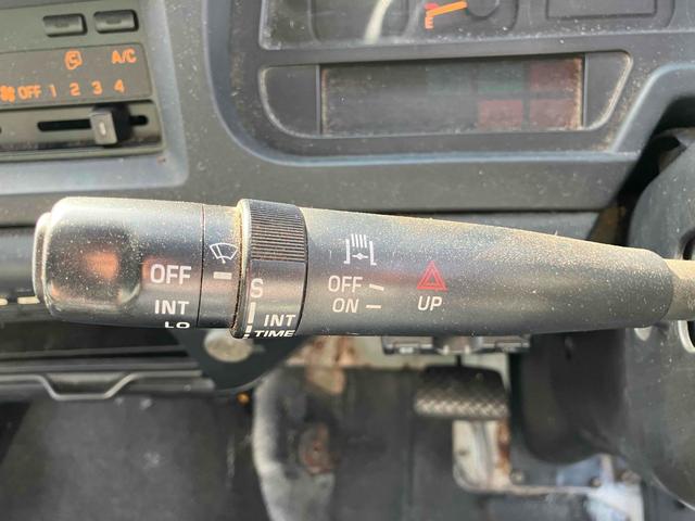 フォワード 　７．８Ｄ　６ＭＴ　パワステ　エアコン　パワーウィンドウ　エアバック　ＥＴＣアルミアオリ　平ボデー　積載量３．５ｔ　後輪ダブル　ベッド付き（31枚目）