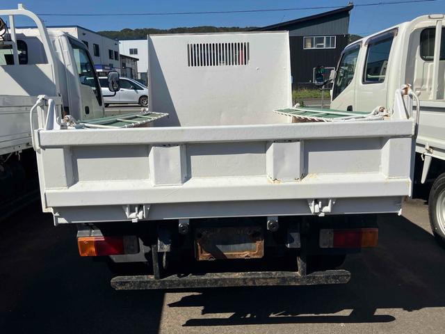 ダイナトラック 　４ＷＤ　トラック　ＭＴ　後輪ダブル　ＥＴＣ　ＡＢＳ　エアコン　パワーステアリング　パワーウィンドウ　運転席エアバッグ（6枚目）