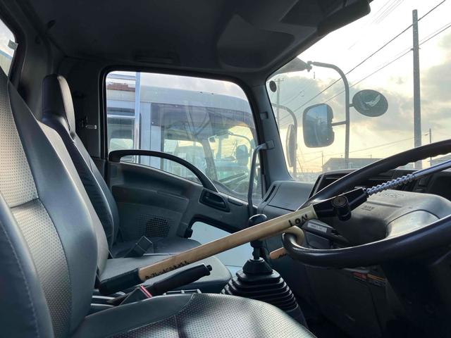 フォワード 　トラック　ＭＴ　後輪ダブル　ＥＴＣ　積載２．７５ｔ　ユニック製４段クレーン　５ＭＴ　ラジコン　エアコン　パワステ　パワーウィンドウ　エアバッグ　荷台内寸：５３８×２１０×４０（17枚目）