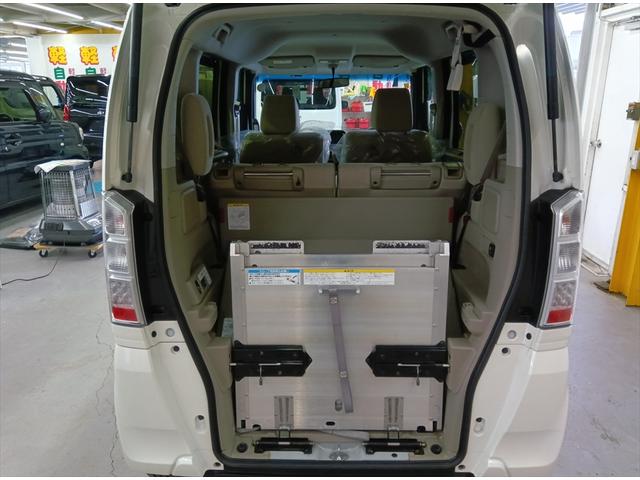 Ｎ－ＢＯＸ＋ Ｇ・Ｌパッケージ　４ＷＤ　バックカメラ　純正ワンセグナビＴＶ　片側パワースライド　ＥＴＣ　禁煙車　福祉車両　横滑り防止装置　盗難防止装置　シートヒーター　ミラーヒーター　スマートキー（9枚目）