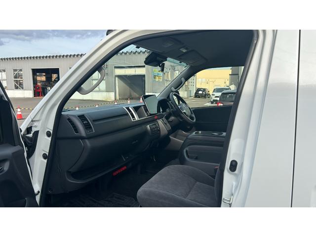 ハイエースワゴン ＧＬ　４ＷＤ　１０人乗　衝突被害軽減ＴＳＳ　Ｐ／Ｓ　電動格納メッキドアミラ　アルパイン１１型ＳＤナビ　フルセグＴＶ　パノラミックビュー　ＨＤＭＩ　社外ＬＥＤヘッドライト　ローダウン　エンスタ　ＥＴＣ　寒冷地（10枚目）