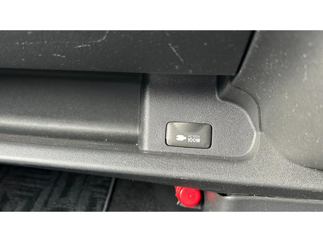 ハイエースワゴン ＧＬ　４ＷＤ　１０人乗　衝突被害軽減ＴＳＳ　Ｐ／Ｓ　電動格納メッキドアミラ　アルパイン１１型ＳＤナビ　フルセグＴＶ　パノラミックビュー　ＨＤＭＩ　社外ＬＥＤヘッドライト　ローダウン　エンスタ　ＥＴＣ　寒冷地（31枚目）