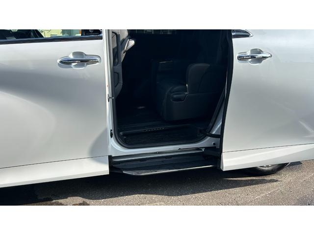 アルファード Ｚ　４ＷＤ　ＴＳＳ　１４型ＤＡ　１２．１型後席モニター　ＨＤＭＩ　パノラミックビューモニター　デジタルインナーミラー　置くだけ充電　ユニバーサルステップ　夏タイヤ純正１８ＡＷ　ワンオーナー　寒冷地　禁煙車（12枚目）